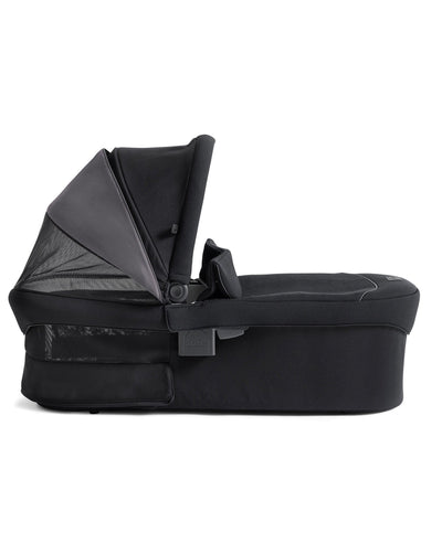Joie Finiti Flex Travel Ready Bundle Ramble XL carry cot in black with water-repellant canopy and leatherette handle for infant comfort and protection.