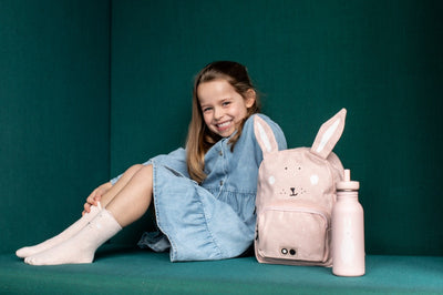 Child with pink bunny-themed backpack and Trixie 500ml stainless steel water bottle